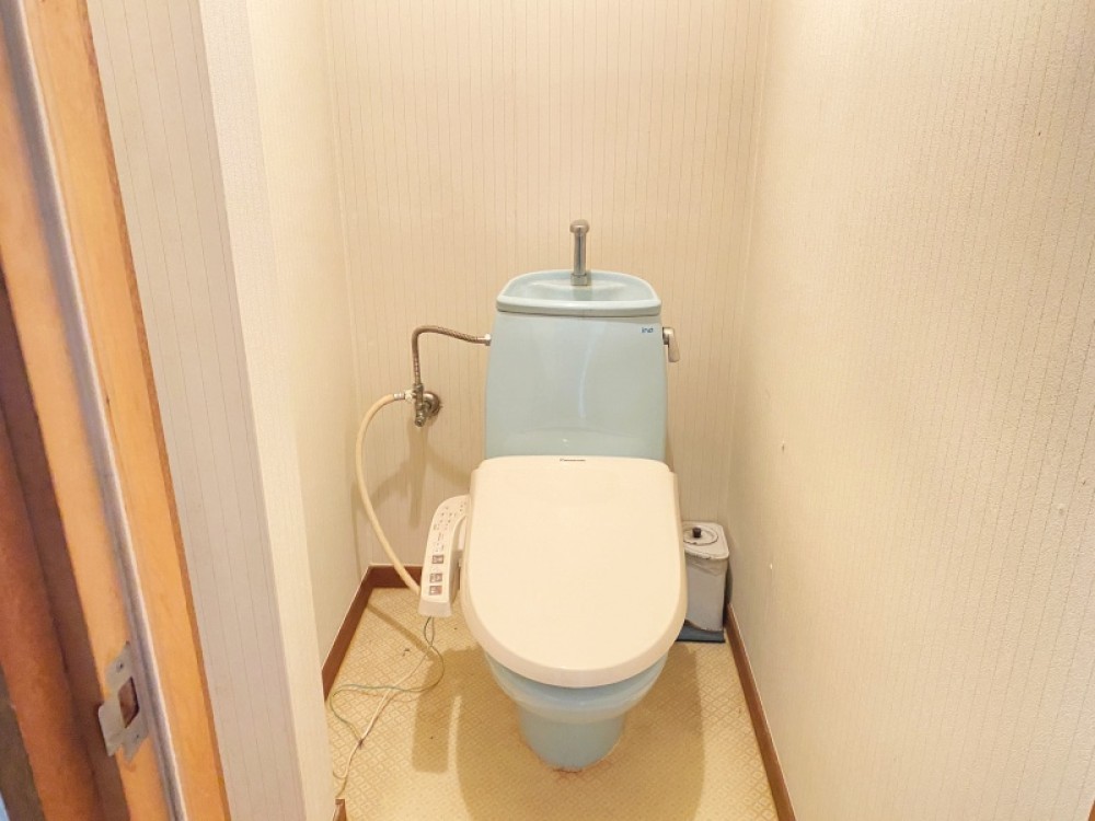 トイレは各階にあり、混み合う時間帯も安心です。