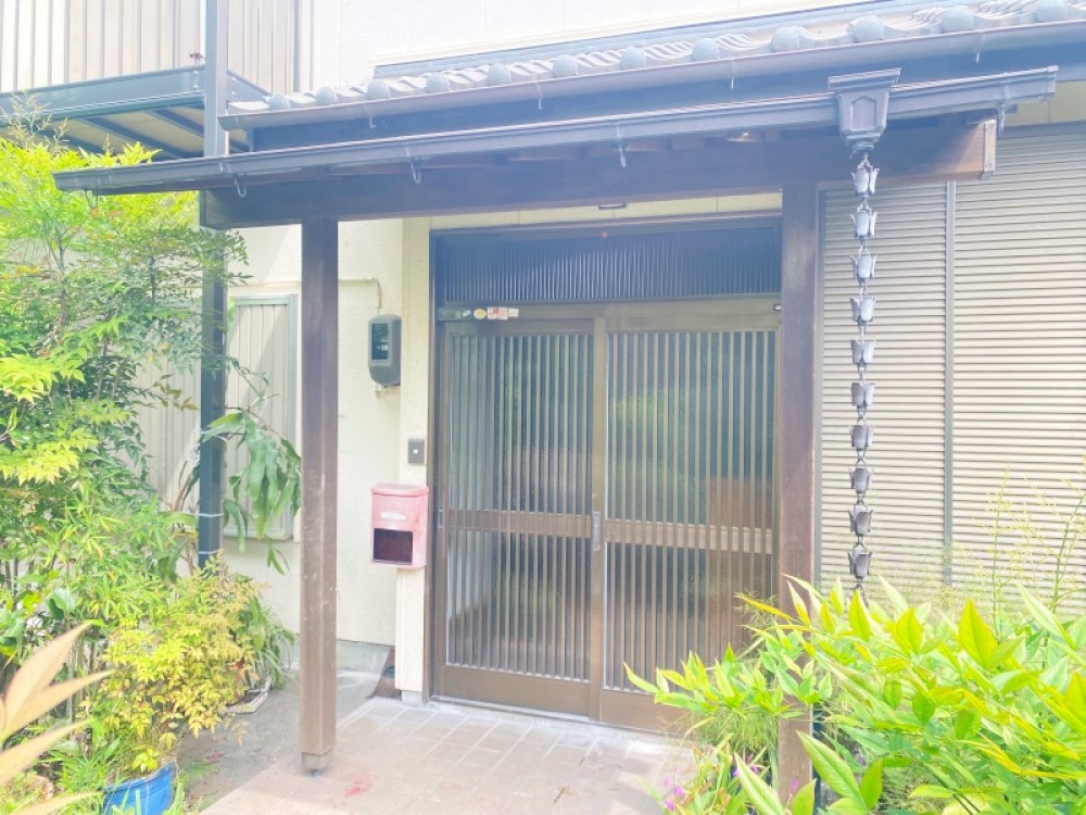 駅まで徒歩3分。周辺環境良好です。