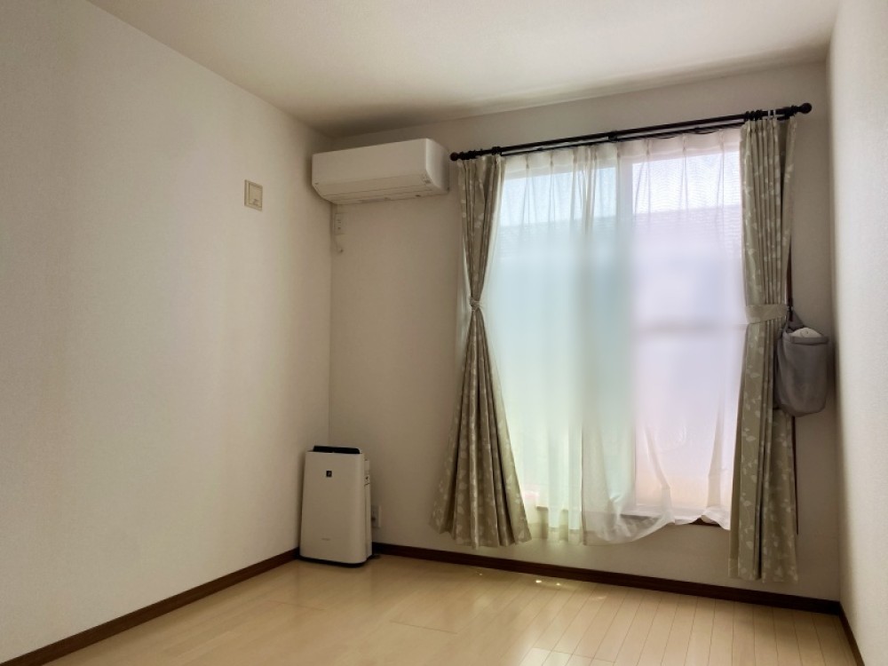気持ちの良い風が通り抜ける洋室です。
