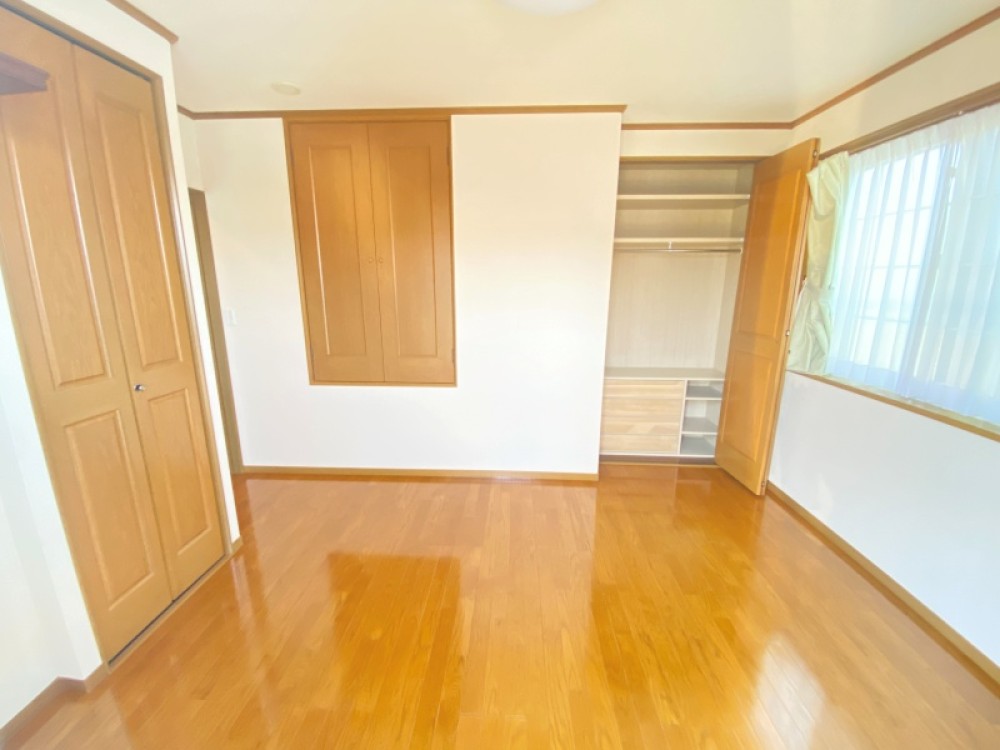 たっぷり陽光の入る明るい居室です！