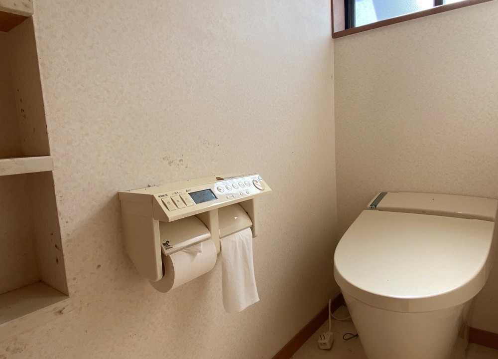 換気窓、棚付きトイレです！