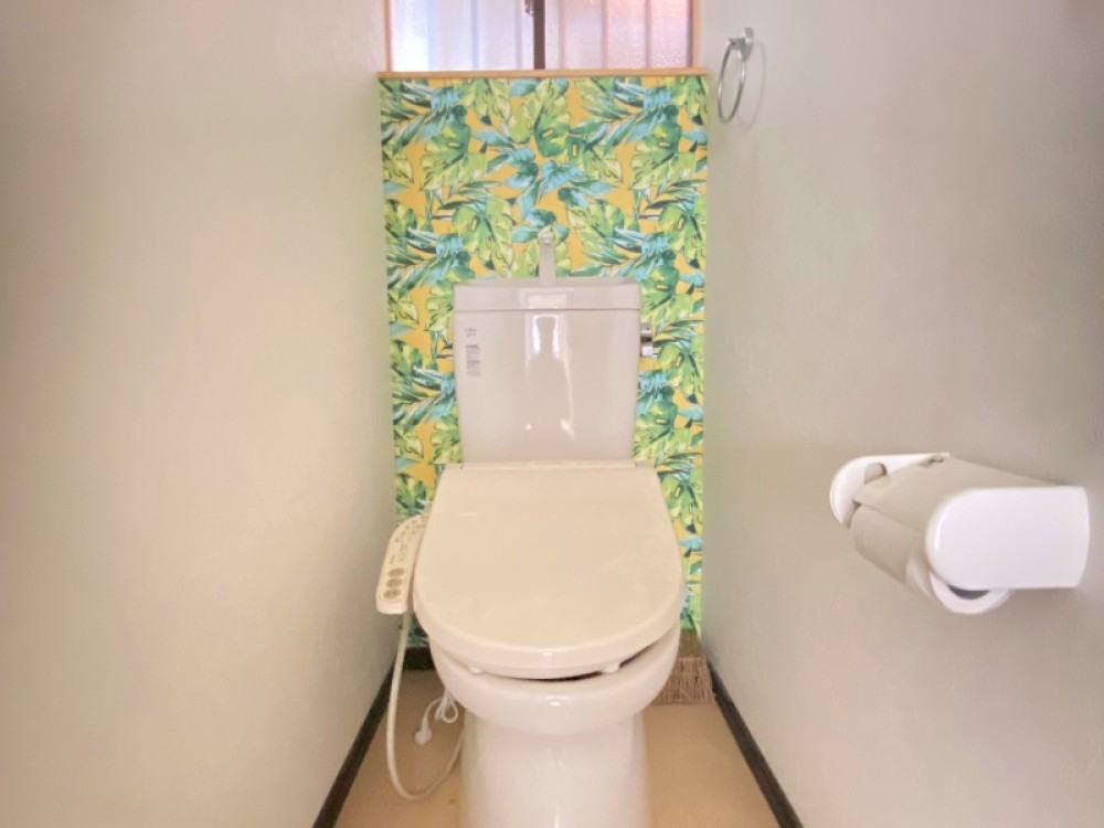 換気のしやすい窓付きのトイレです。