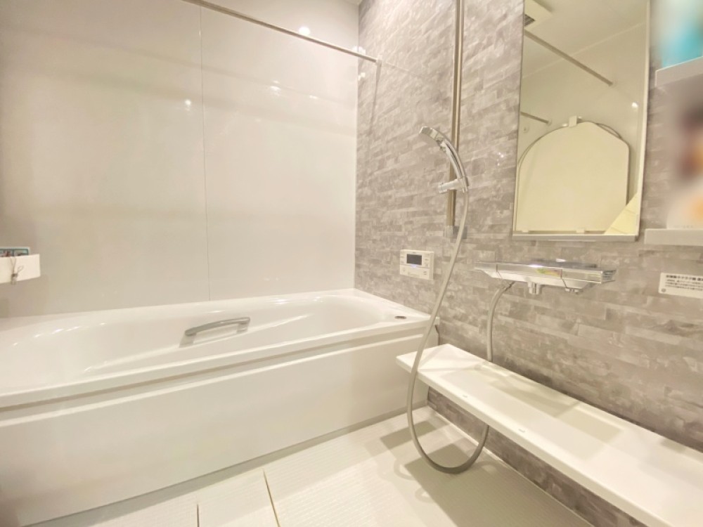 浴室乾燥機付きのバスルーム。