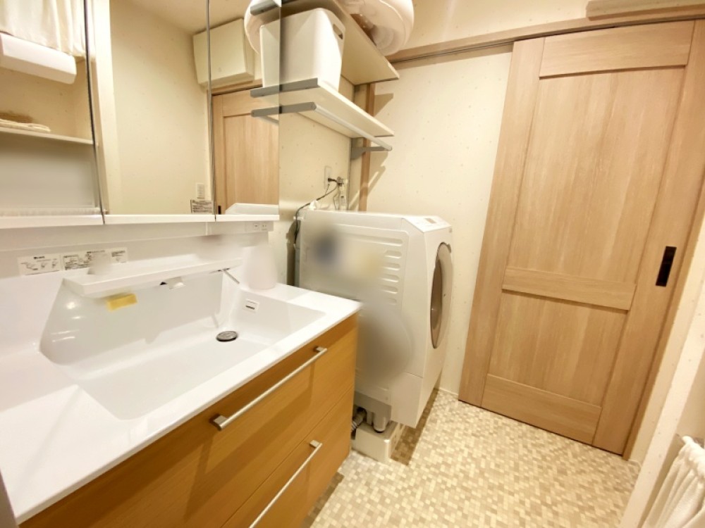 ワイドな三面鏡付き。