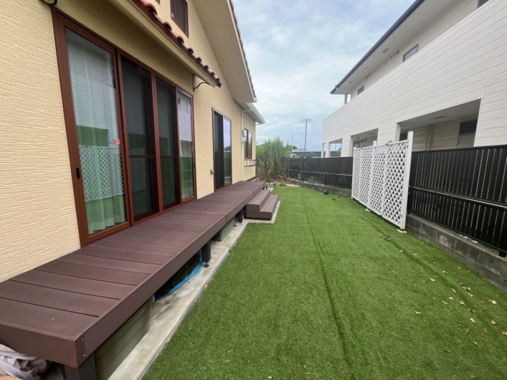 ウッドデッキと人工芝の専用庭◎