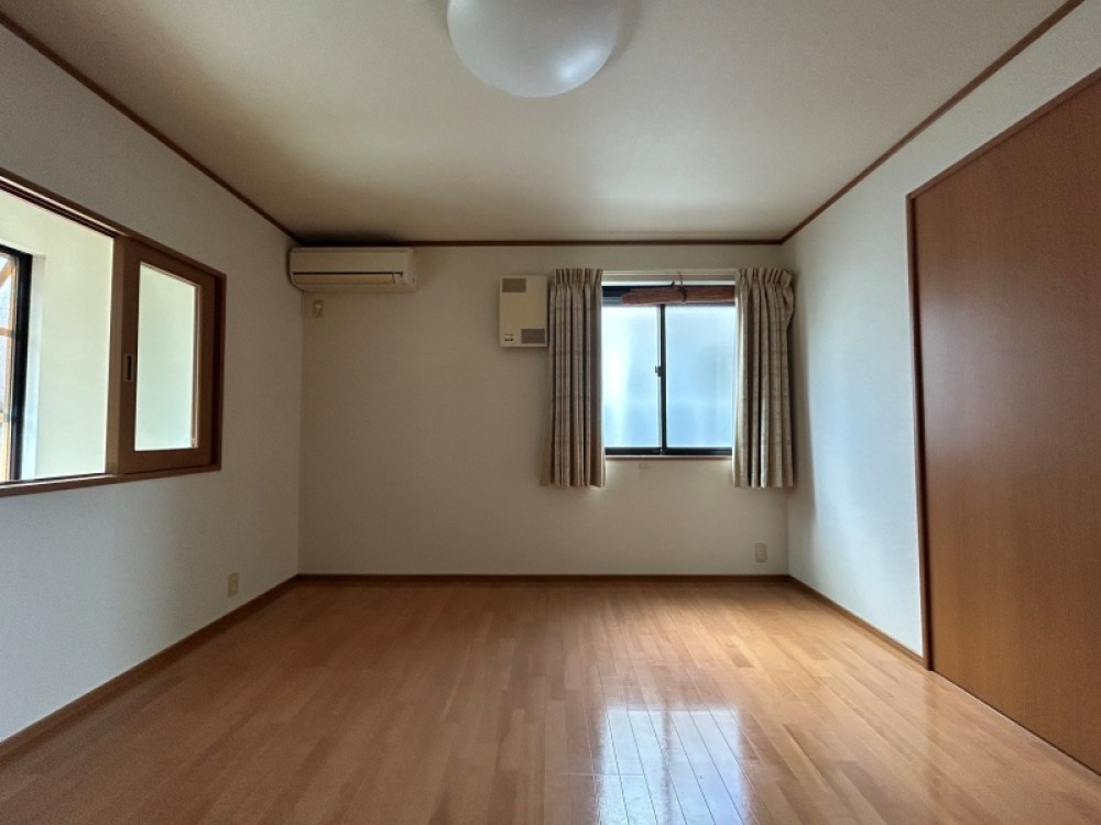 日差しの差し込む明るい部屋です。