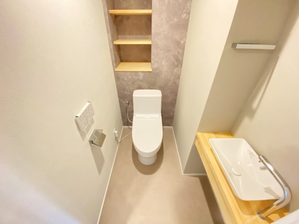 収納スペース・手洗い器付きのトイレです。