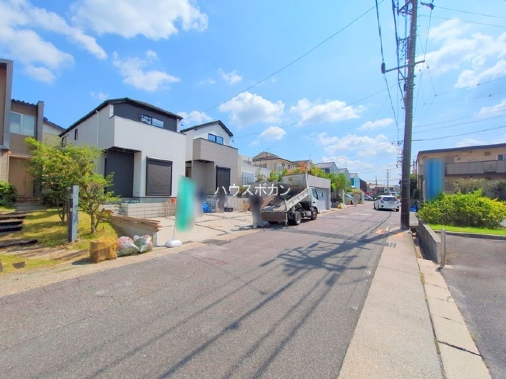 前面道路広々6m超え！