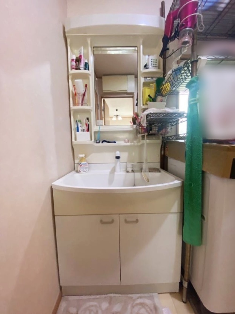 使いやすいコンパクトな洗面台。