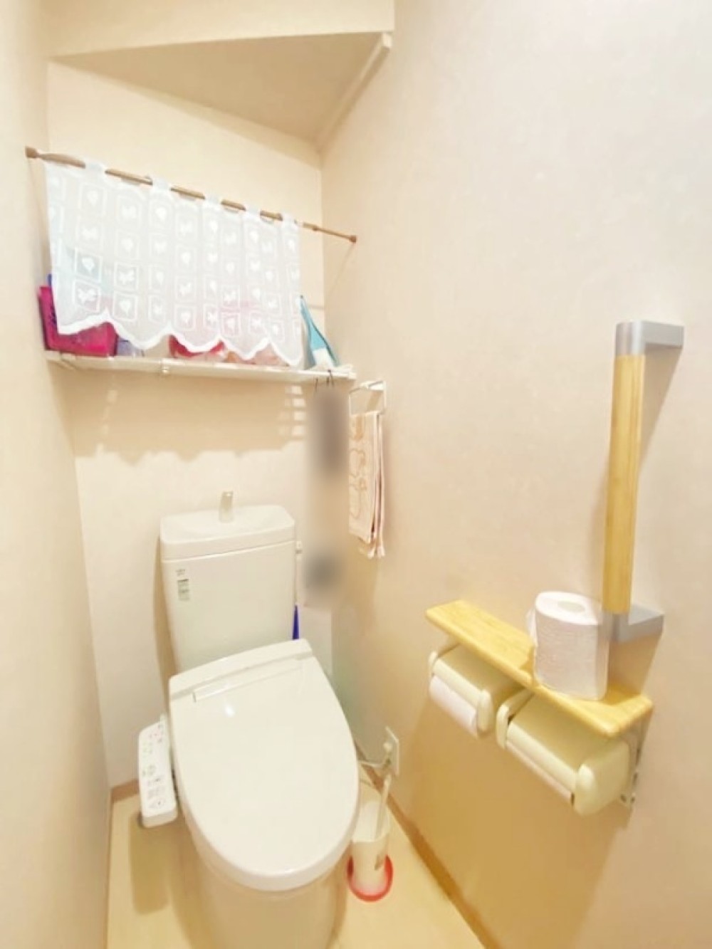 白基調の清潔感あふれるトイレです。