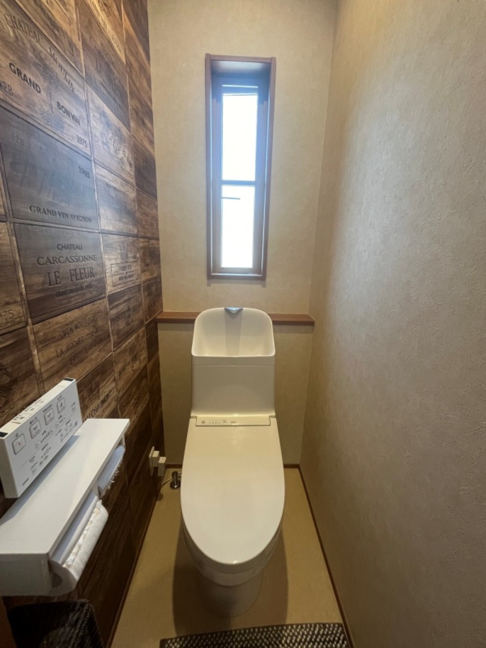 換気のしやすい小窓付きのトイレです。