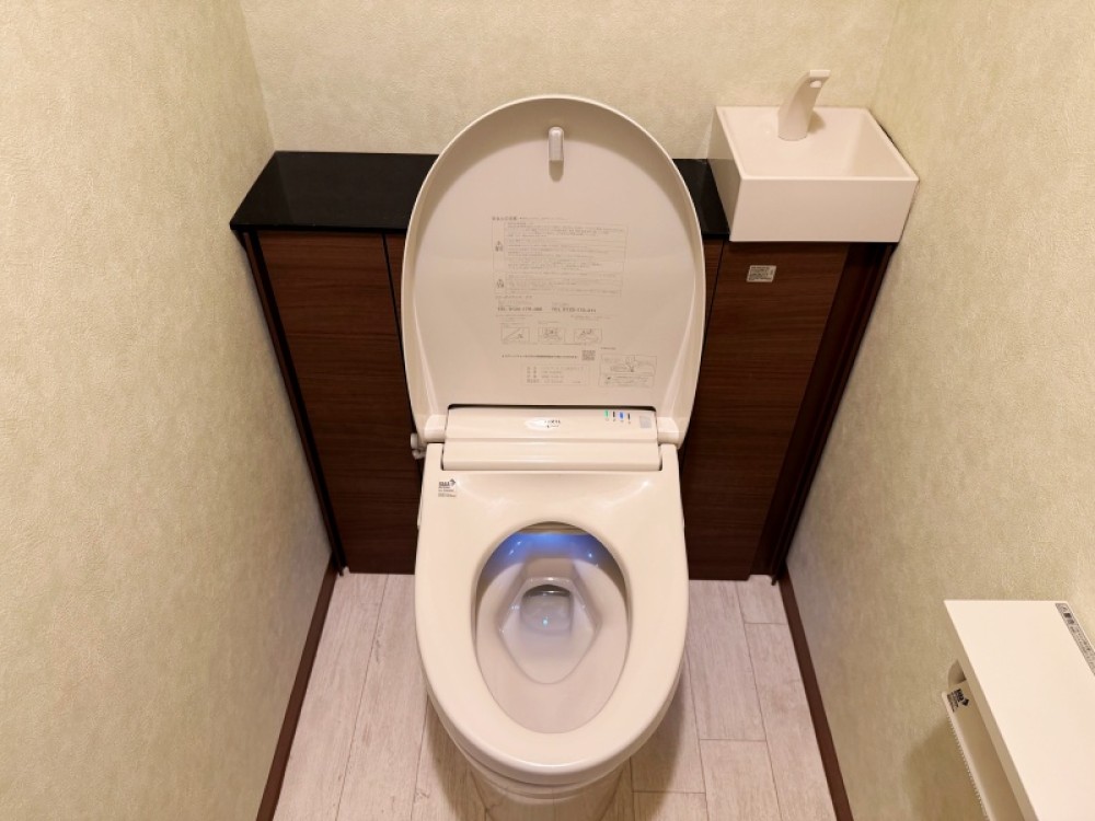 お手入れラクラクのタンクレストイレ。
