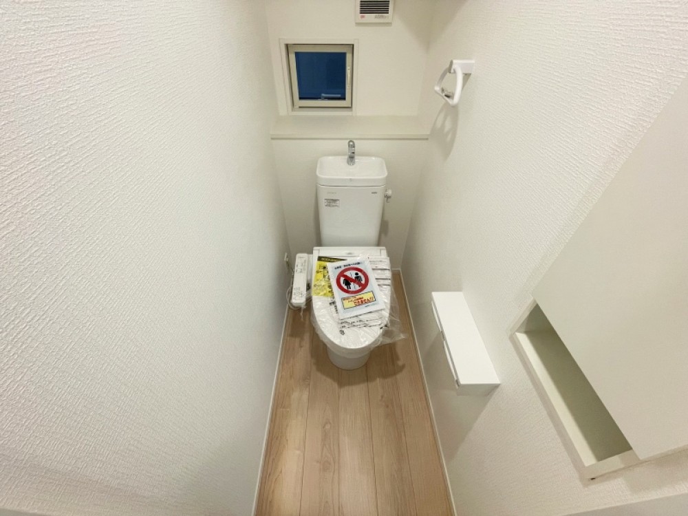 白基調の清潔感あふれるトイレです。