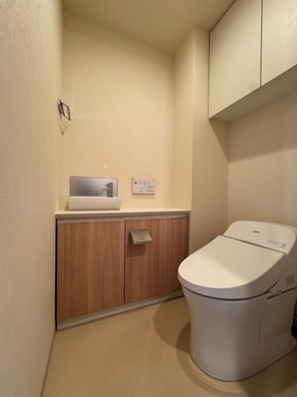 白基調の清潔感あふれるトイレです。