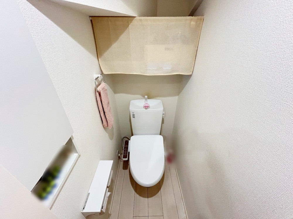 白基調の清潔感あふれるトイレです。