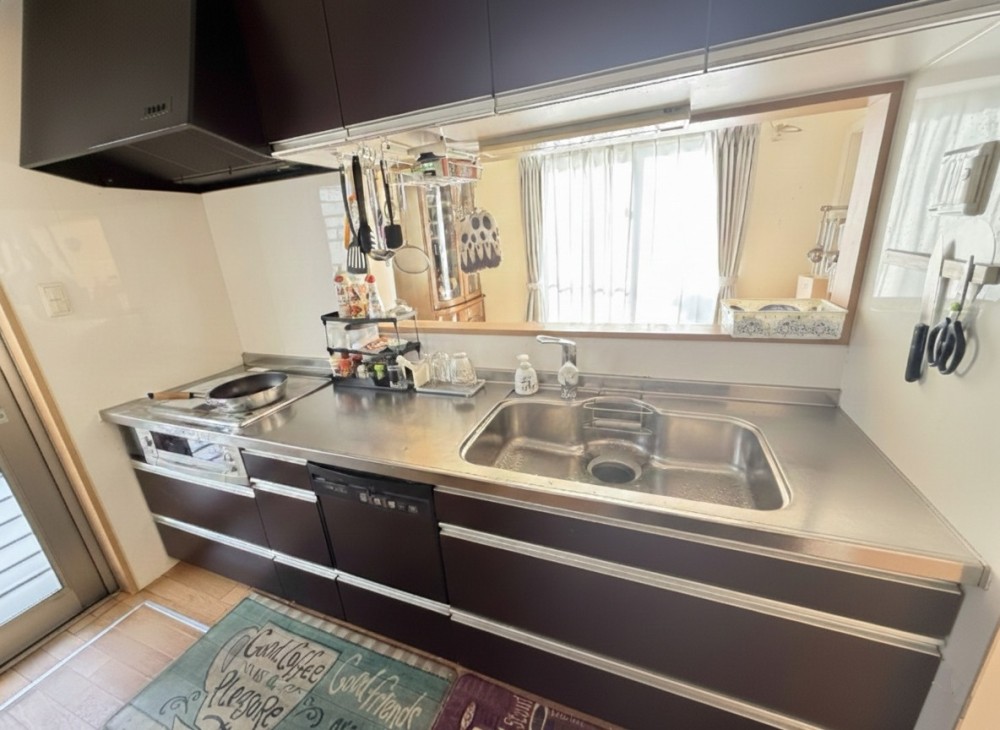 収納充実のシステムキッチン。※CG加工済