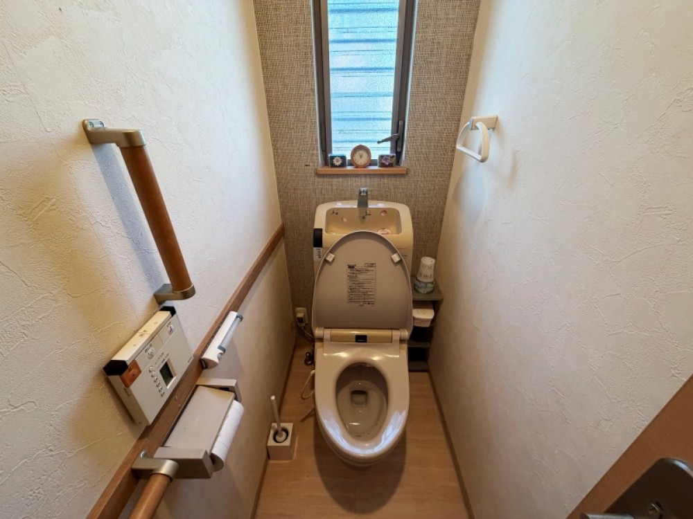 明るく開放感のある小窓付き！