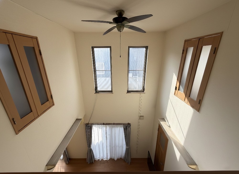 吹き抜けの室内は開放感があります！※CG加工済