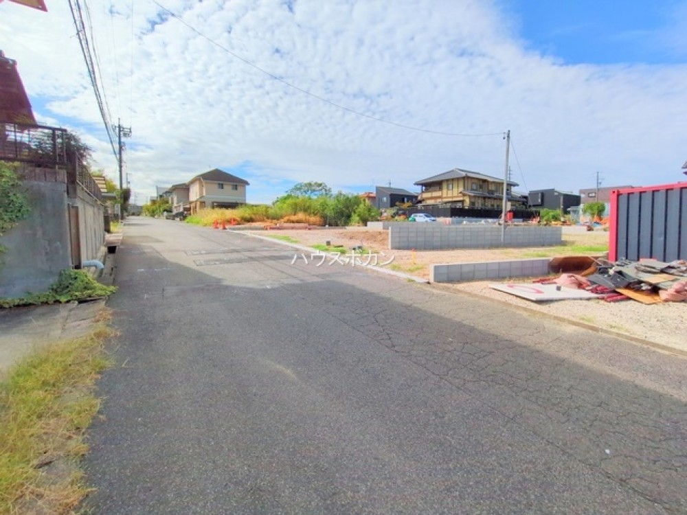 前面道路広々約6m！