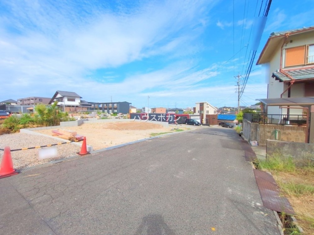 前面道路広々約6m！