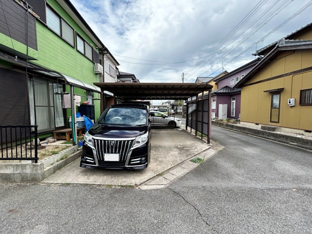 カーポート内に２台駐車可能！