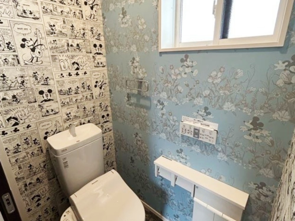 換気のしやすい窓付きのトイレです。