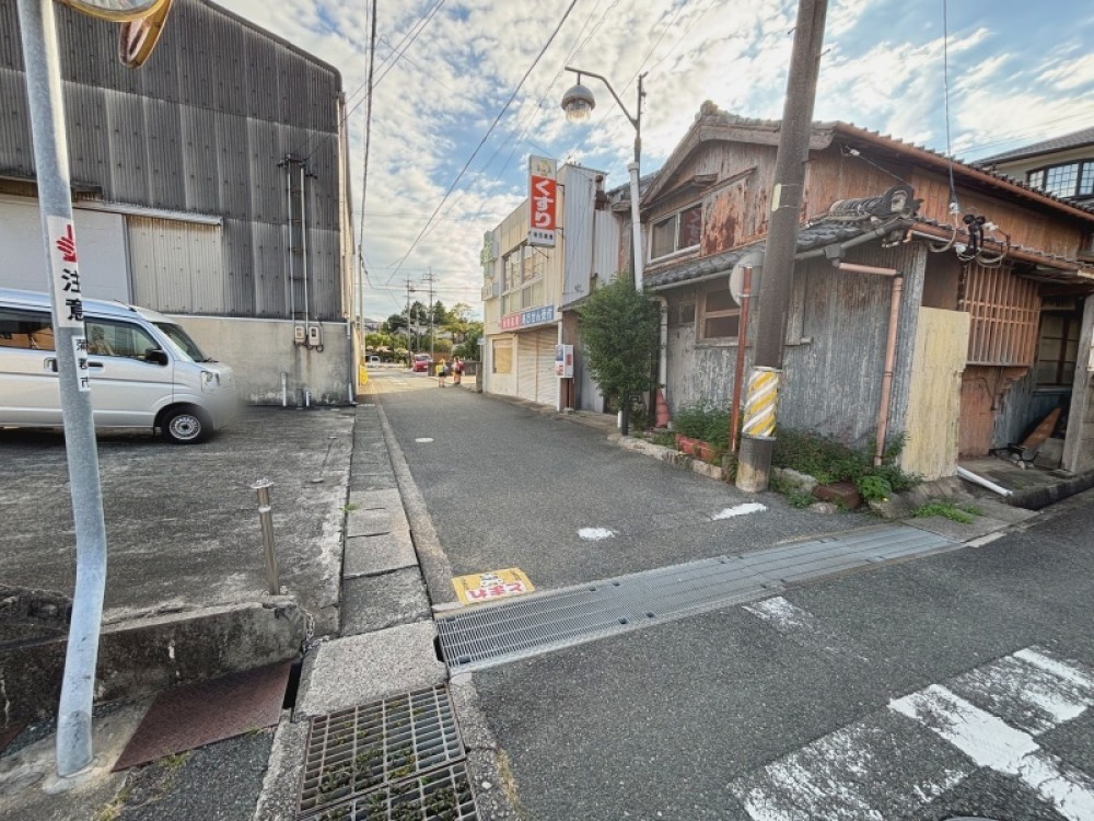 通りから見える位置で駐車部分もあるのでお店にも！