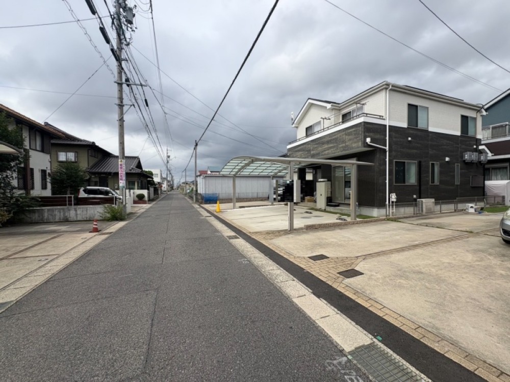 直線で見通しの良い前面道路です。