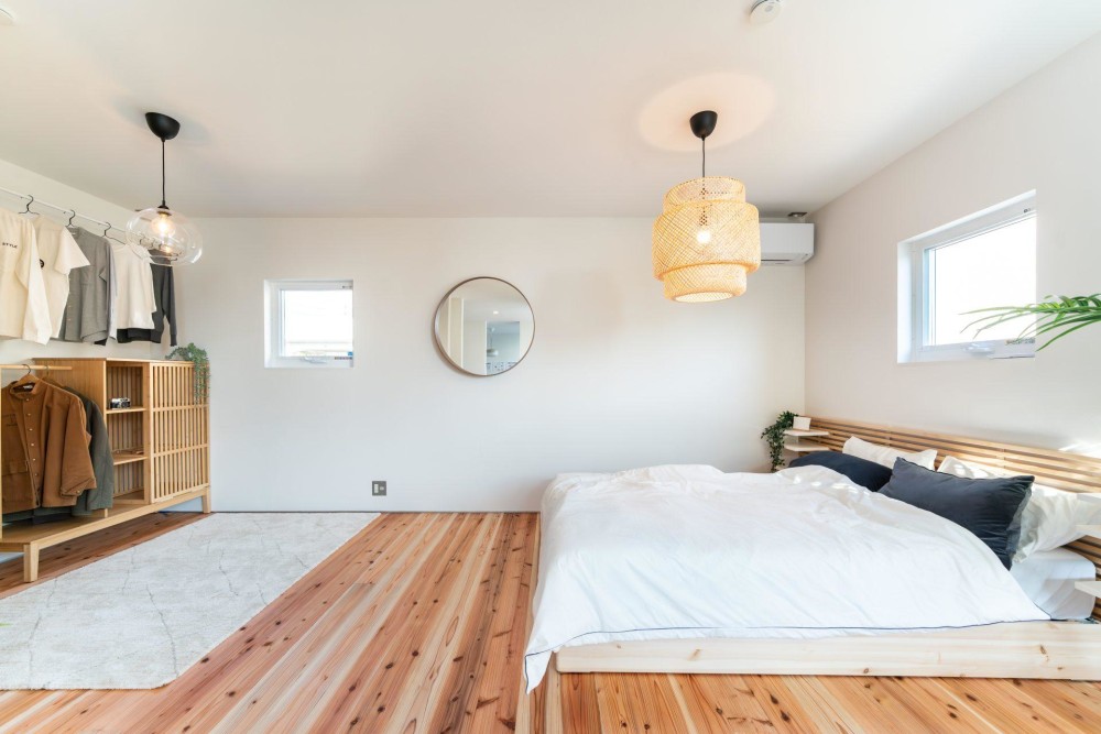 ２面採光の明るい洋室です。