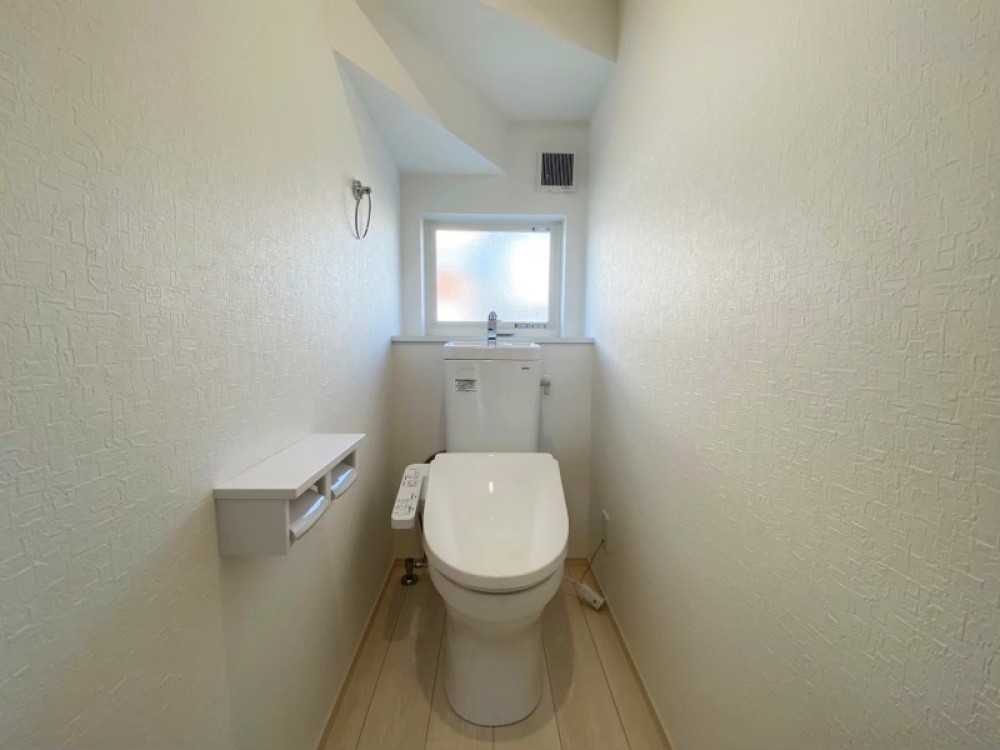 白基調の清潔感あふれるトイレです。