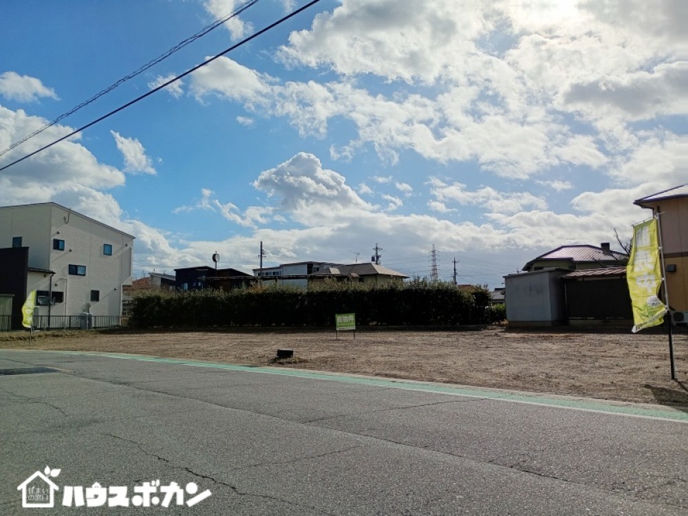 ゆとりある敷地で駐車3台計画も可能（車種による）