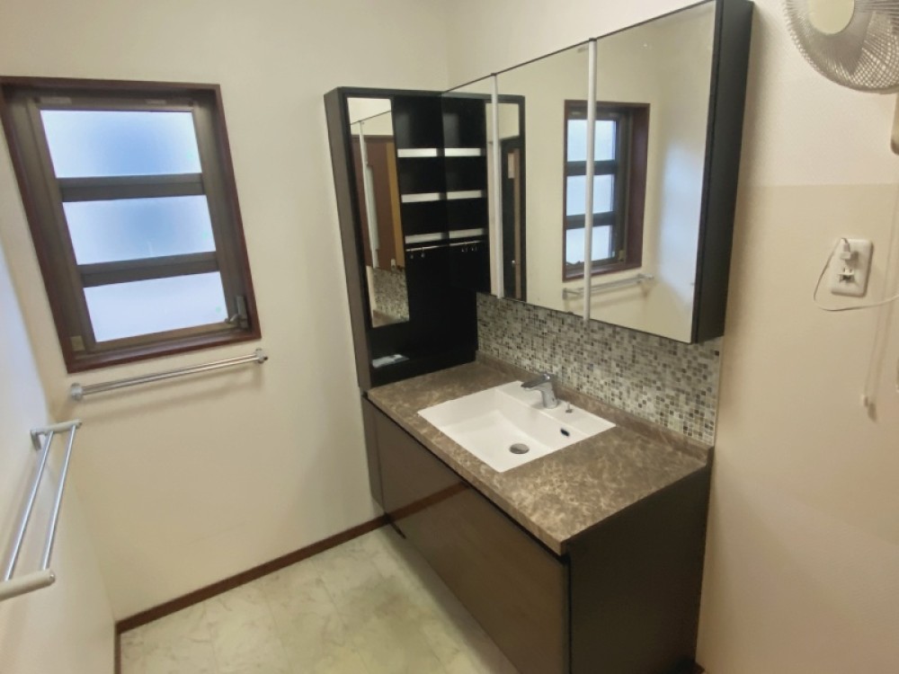 清潔感とデザイン性を兼ね備えた洗面化粧台。