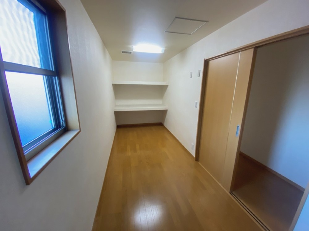 飾り棚を活用しておしゃれなお部屋に。