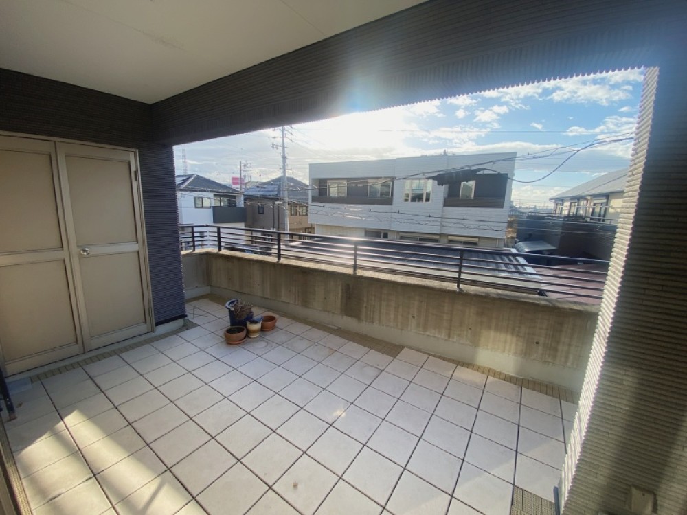 十分な広さのインナーバルコニー。