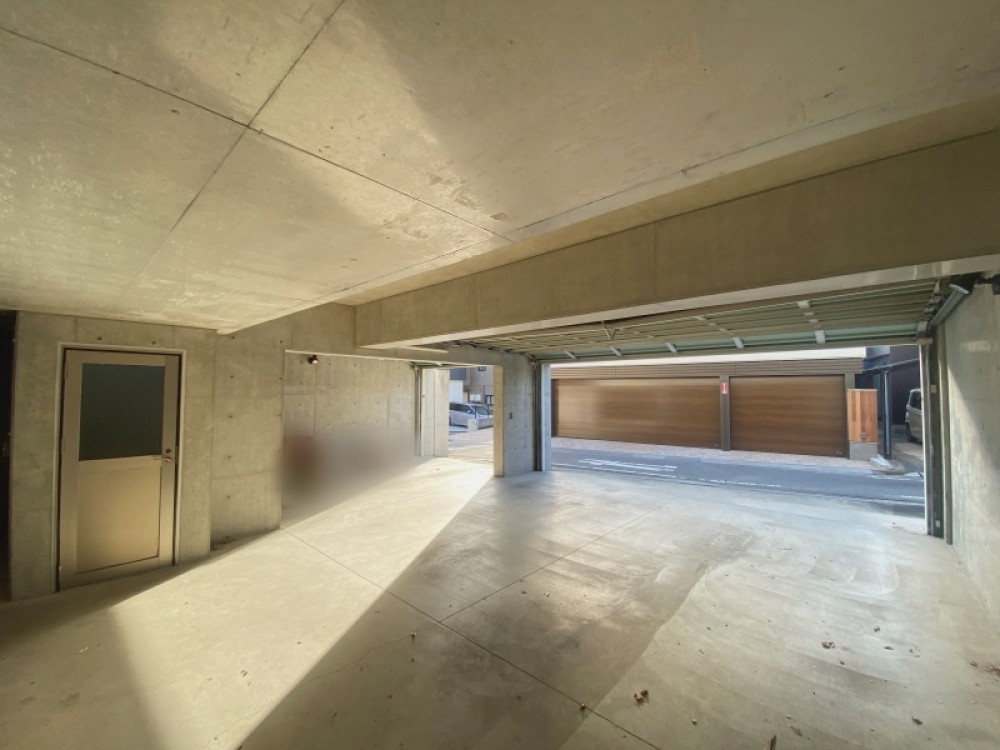 シャッターガレージ付き！