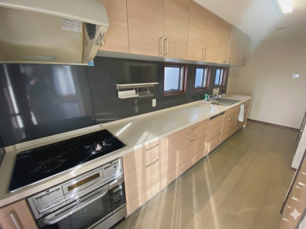 明るく広々としたいキッチンです。※CG加工済み