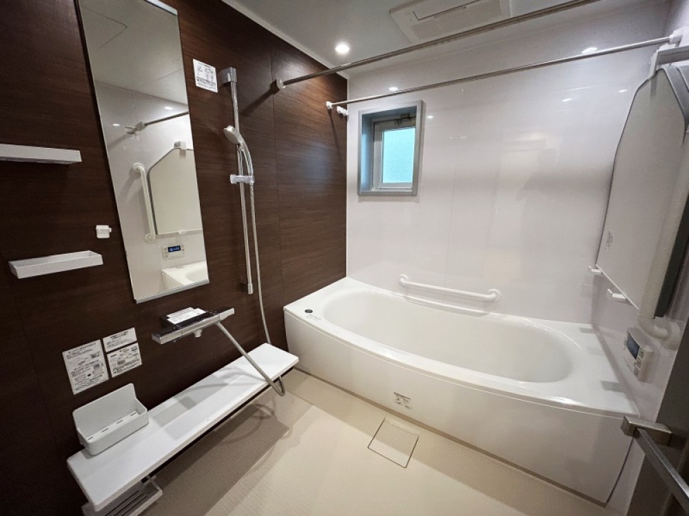 浴室乾燥機付きのバスルーム。