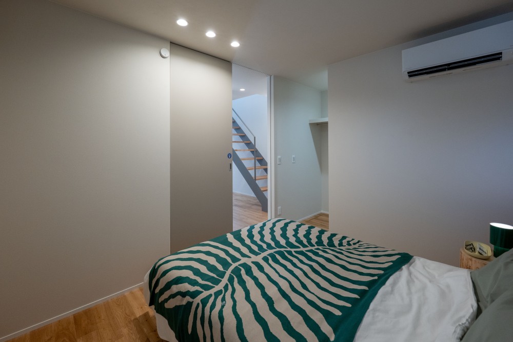 大き目のベッドを置いても十分な広さです！