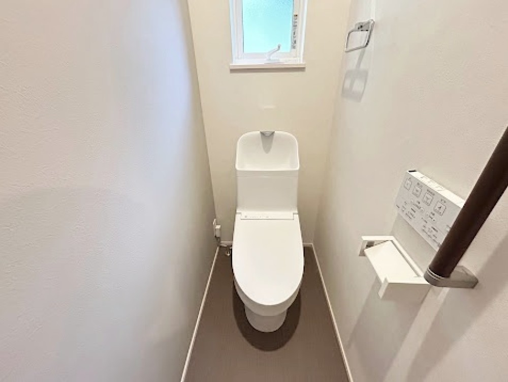 白基調の清潔感あふれるトイレです。