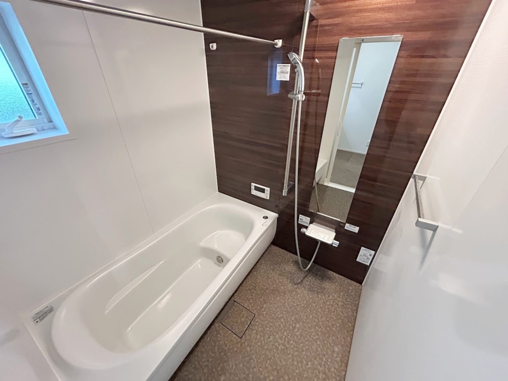 明るく開放感のある小窓付き！