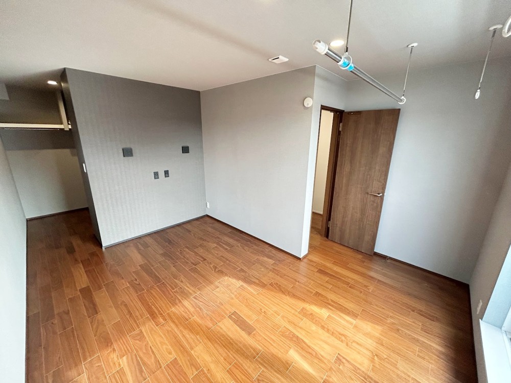 収納スペースもたっぷりの寝室です♪