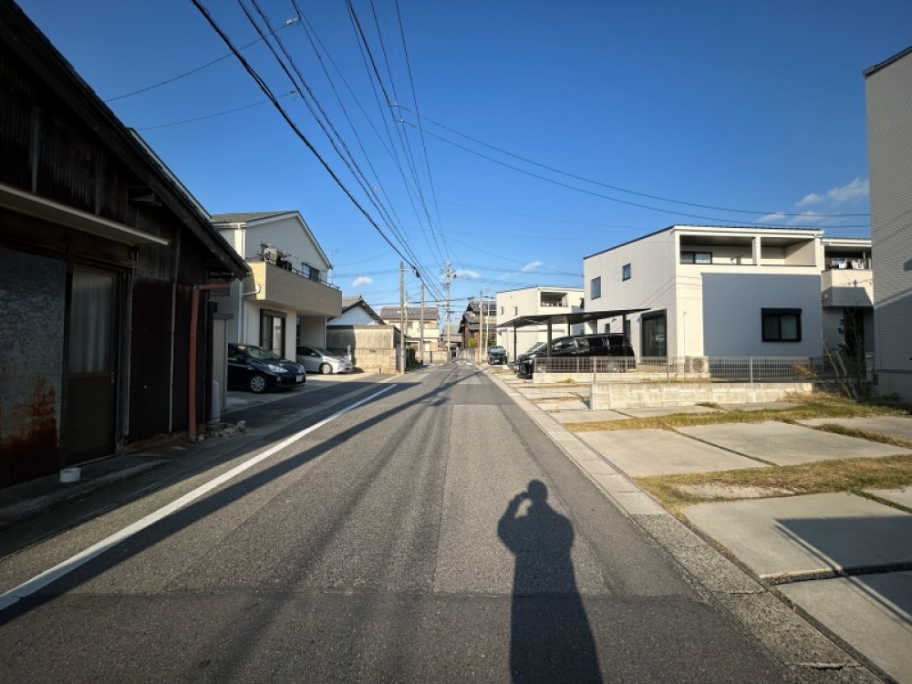 前面道路広々で駐車も楽々！