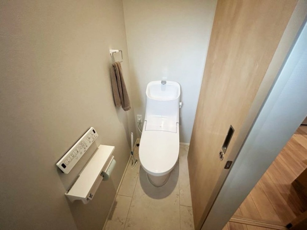 白基調の清潔感あふれるトイレです。