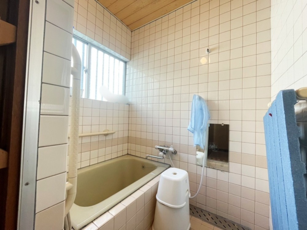 換気のしやすい窓付きのバスルーム。