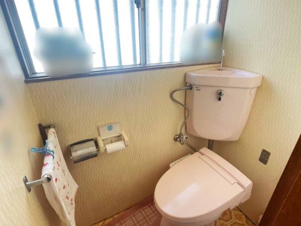 明るく開放感のある小窓付きのトイレ。