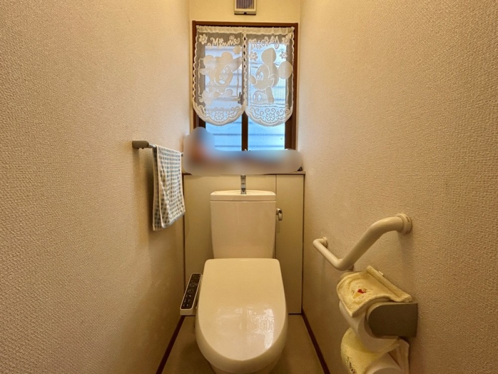 小窓付きで明るく清潔感のあるトイレです。