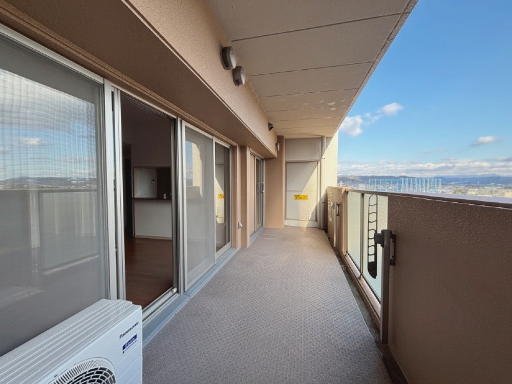 日当たり良好の広々バルコニー。