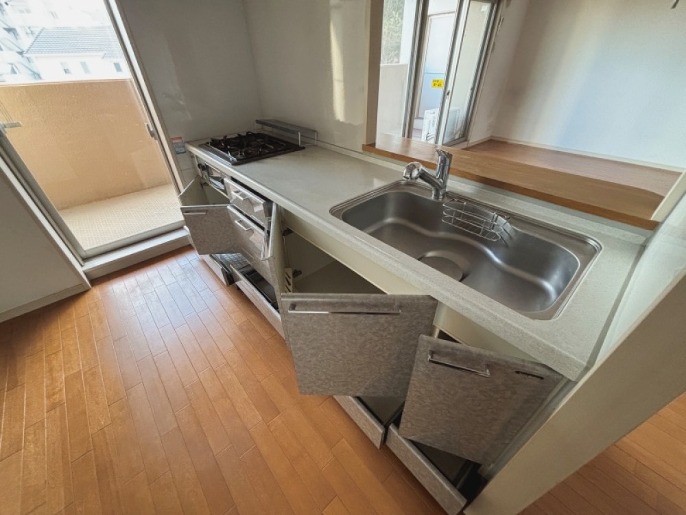 収納たっぷりの対面式キッチンです。