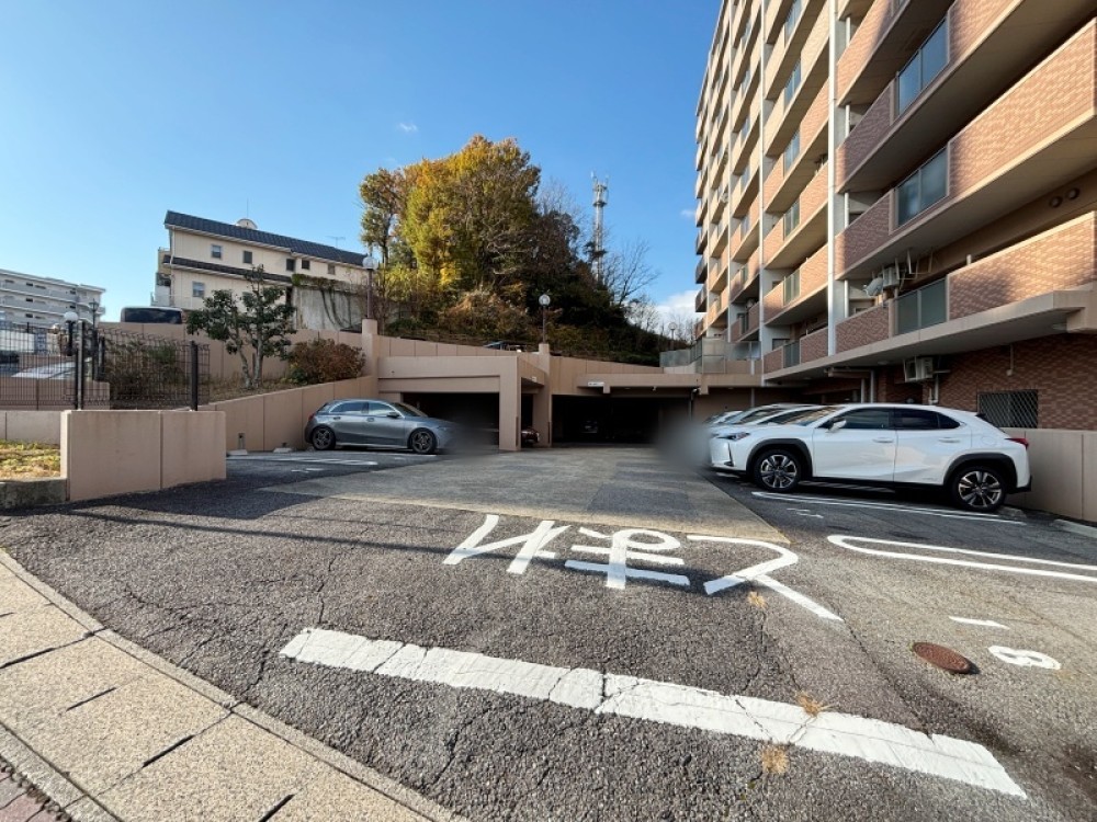 車の出し入れが快適な平面駐車場です。