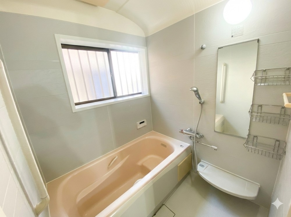 ステップ浴槽が魅力のバスルーム。※CG加工済